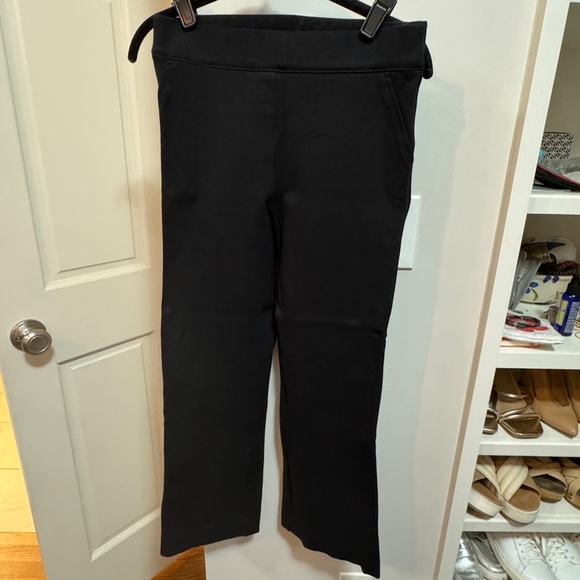 SPANXsmooth™ PerfectFit
Ponte Kick Flare Pant, Med excellent condition-worn once - Picture 4 of 8